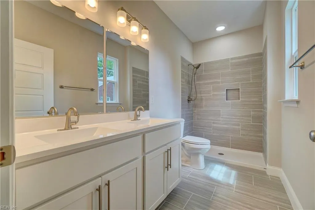 Hampton, Virginia 23664, United States, 5 Bedrooms Bedrooms, ,4 BathroomsBathrooms,Residential,Active,194837