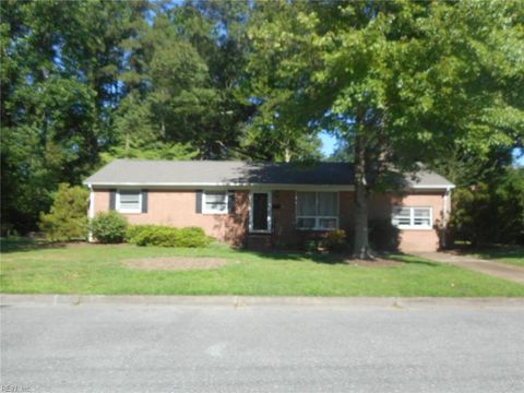 Photo of 4 Fairway Lane, Newport News, VA 23606 (MLS # 10633237)