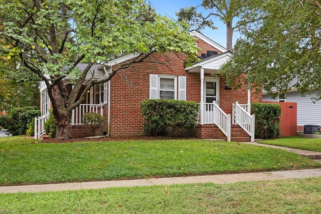 Photo of 1440 Huntington Crescent, Norfolk, VA 23509 (MLS # 10655317)