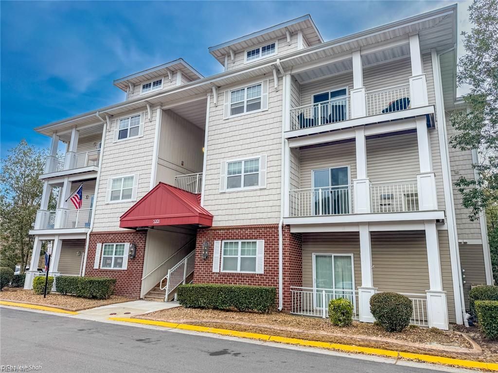 Photo of 5201 Nuthall Drive #208, Virginia Beach, VA 23455 (MLS # 10625515)