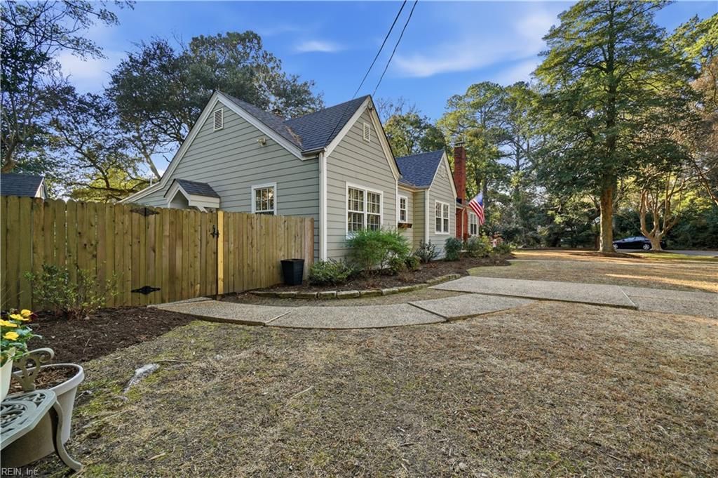 Photo of 119 Dover Circle, Norfolk, VA 23505 (MLS # 10614974)