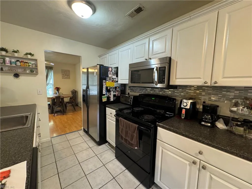 Virginia Beach, Virginia 23454, United States, 3 Bedrooms Bedrooms, ,3 BathroomsBathrooms,Residential,Pending,214794