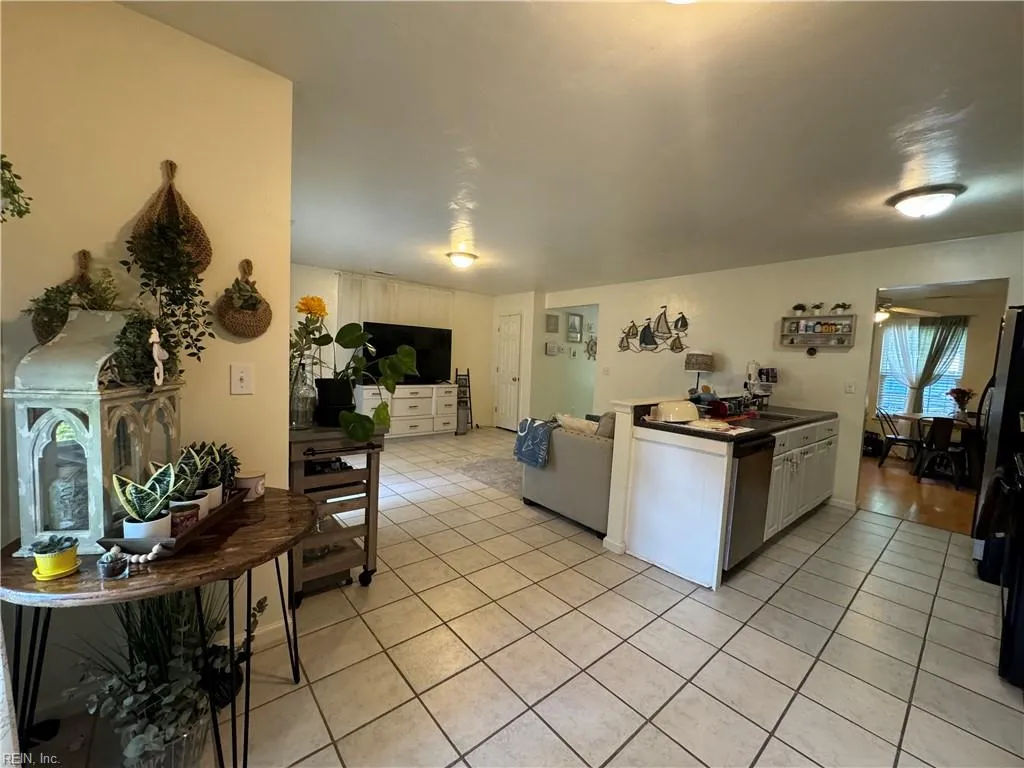 Virginia Beach, Virginia 23454, United States, 3 Bedrooms Bedrooms, ,3 BathroomsBathrooms,Residential,Pending,214794