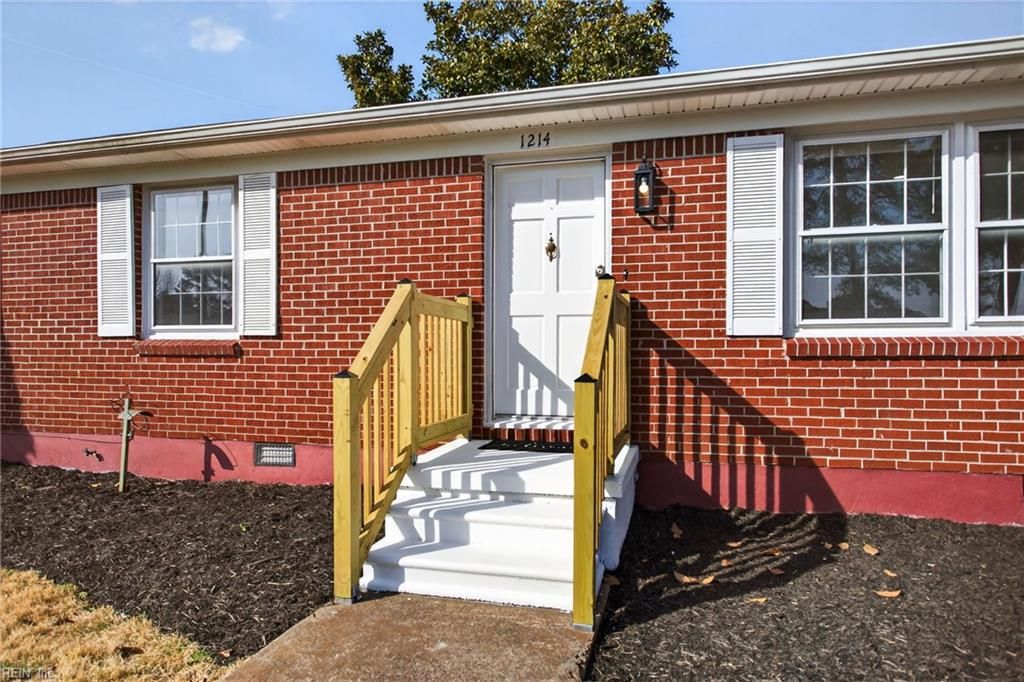 Photo of 1214 Jamal Lane W, Portsmouth, VA 23701 (MLS # 10633374)