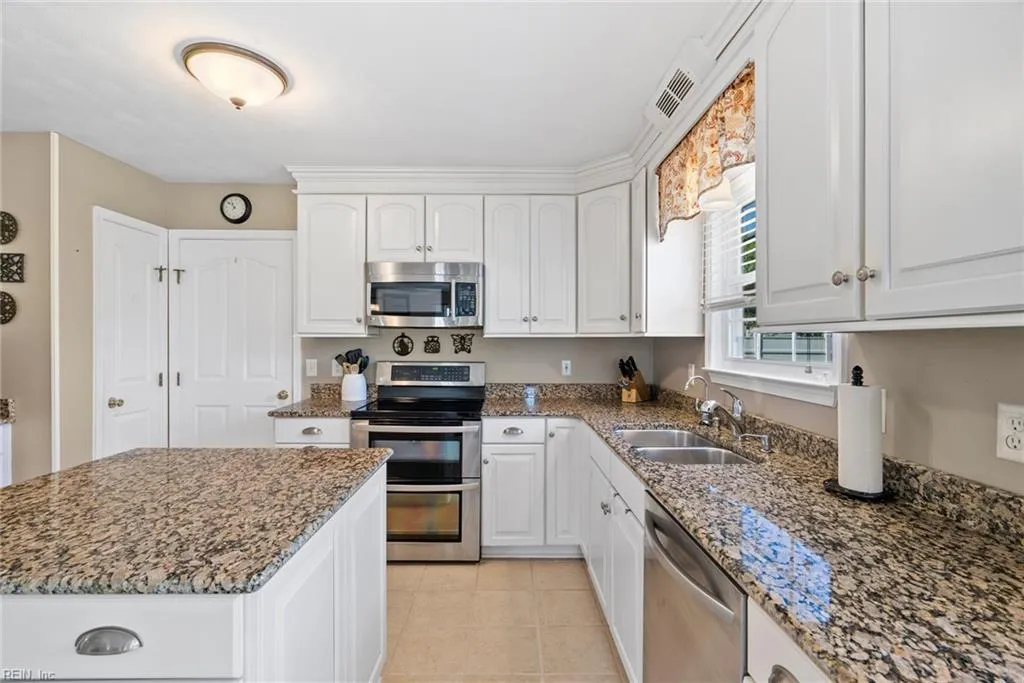 Virginia Beach, Virginia 23454, United States, 4 Bedrooms Bedrooms, ,3 BathroomsBathrooms,Residential,Pending,128438