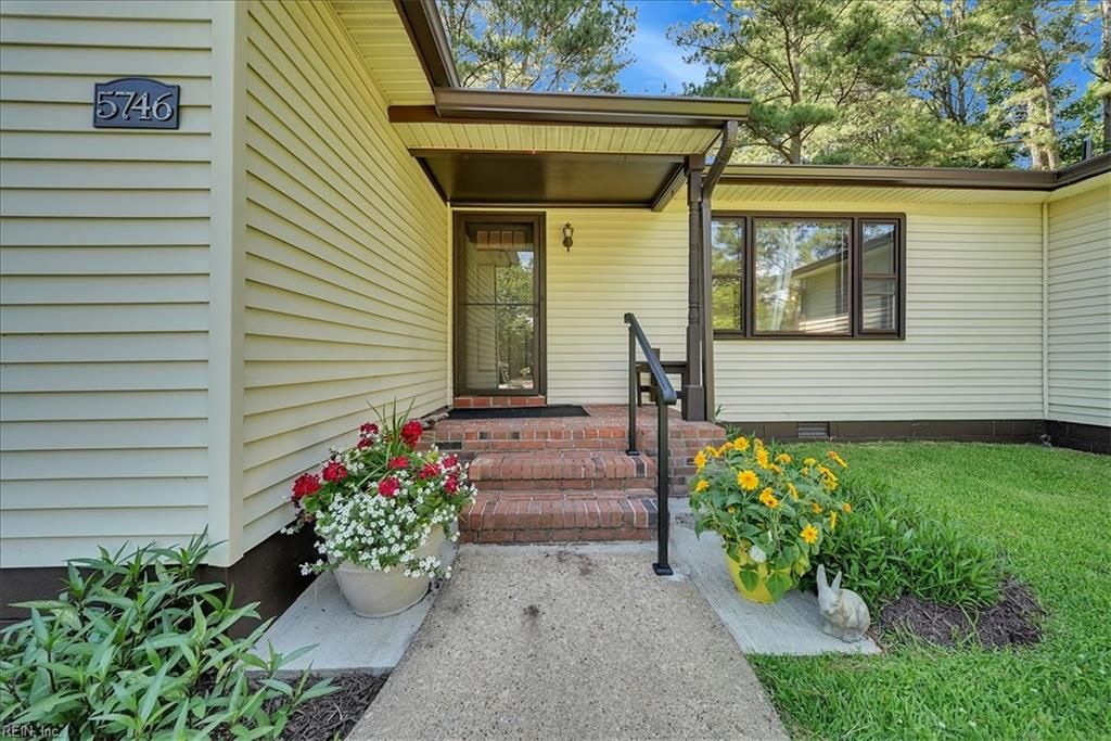 Photo of 5746 Burbank Court #801, Norfolk, VA 23502 (MLS # 10640016)