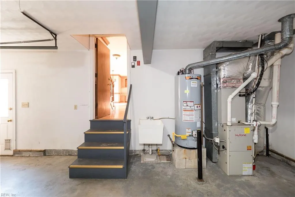 Chesapeake, Virginia 23321, United States, 5 Bedrooms Bedrooms, ,3 BathroomsBathrooms,Residential,Pending,18394