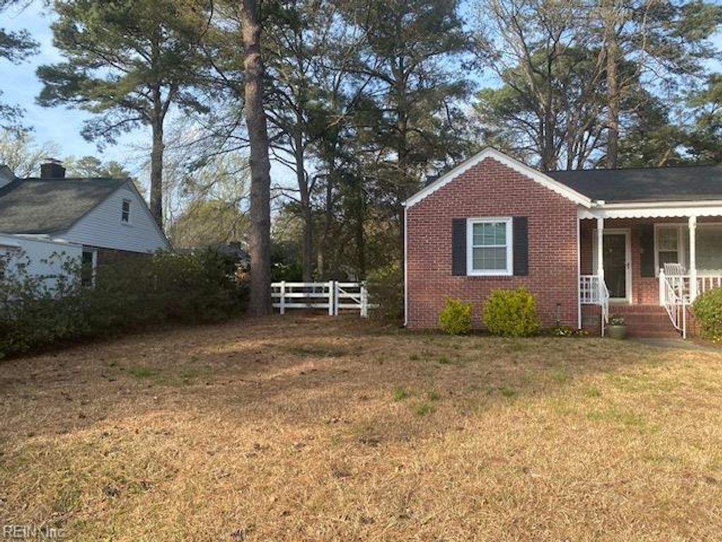 Photo of 2008 sterling point Drive, Portsmouth, VA 23703 (MLS # 10626807)