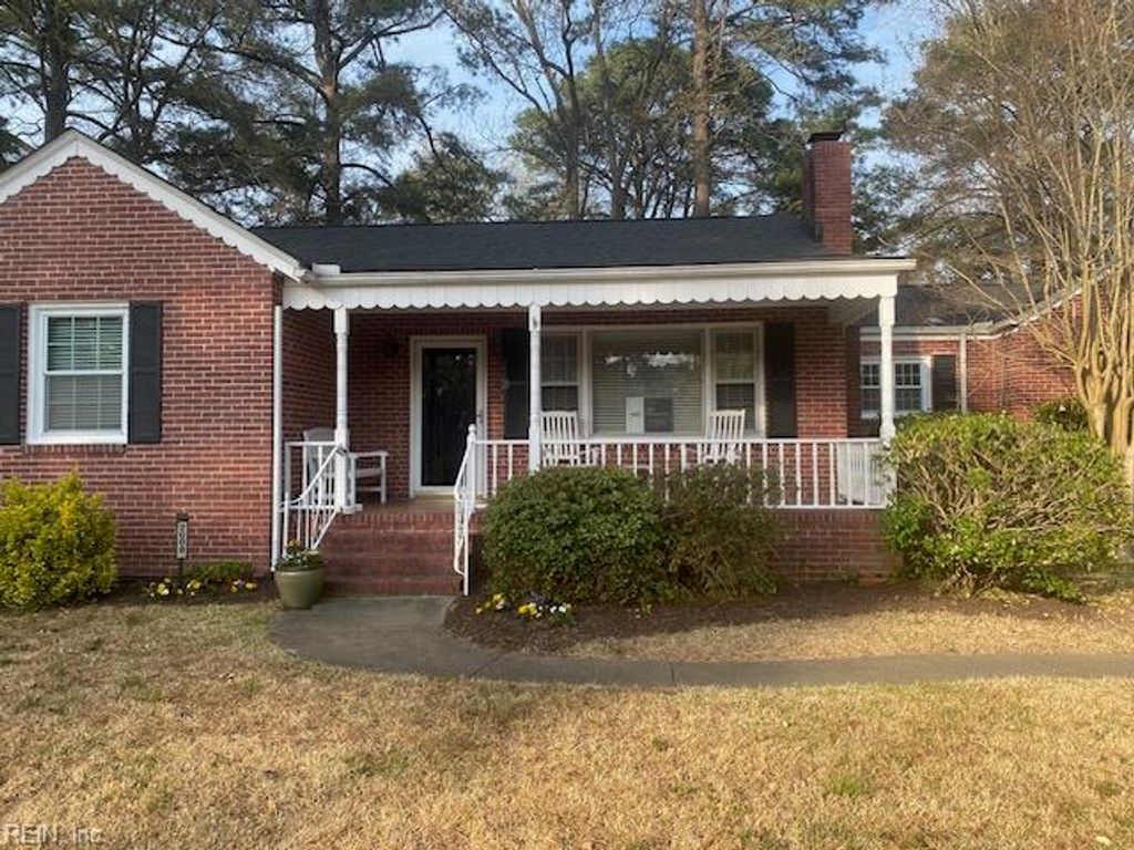 Photo of 2008 sterling point Drive, Portsmouth, VA 23703 (MLS # 10626807)