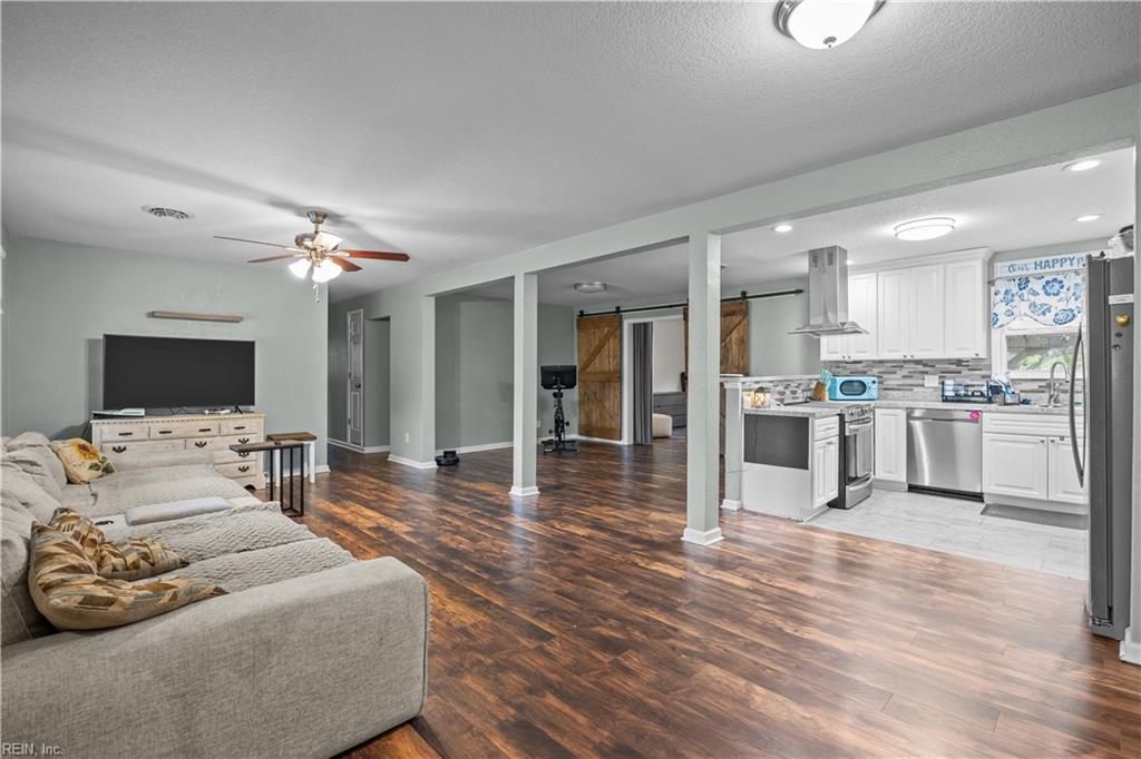3104 Coach House LN