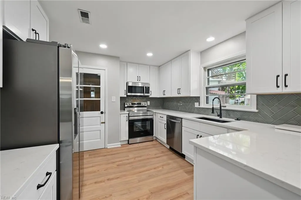 Norfolk, Virginia 23509, United States, 2 Bedrooms Bedrooms, ,1 BathroomBathrooms,Residential,Pending,128060