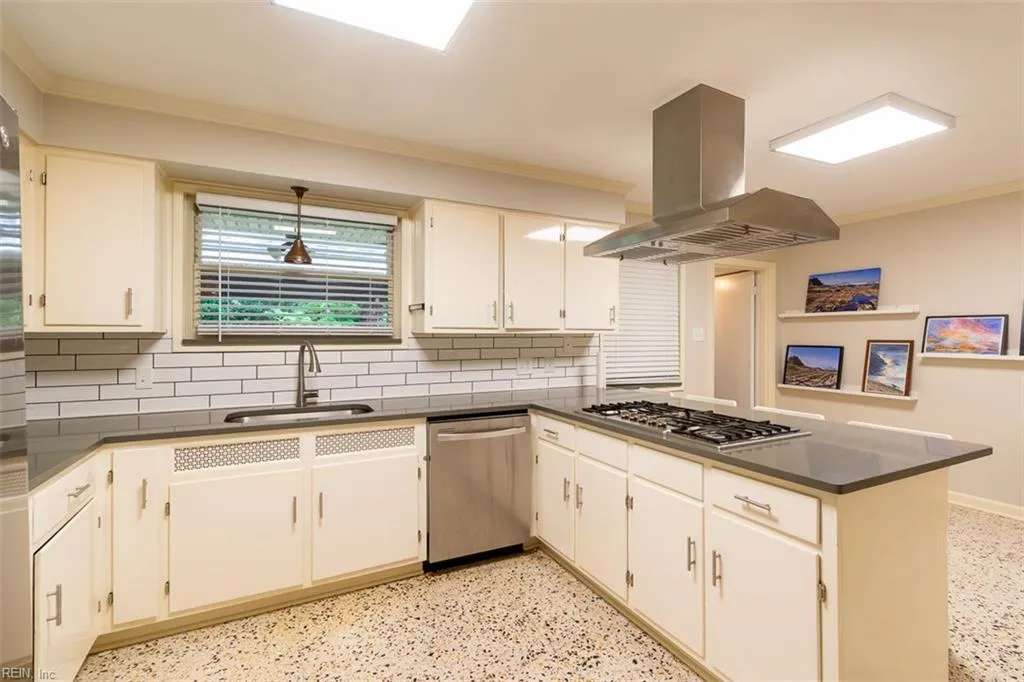 Norfolk, Virginia 23505, United States, 4 Bedrooms Bedrooms, ,3 BathroomsBathrooms,Residential,Active,178108