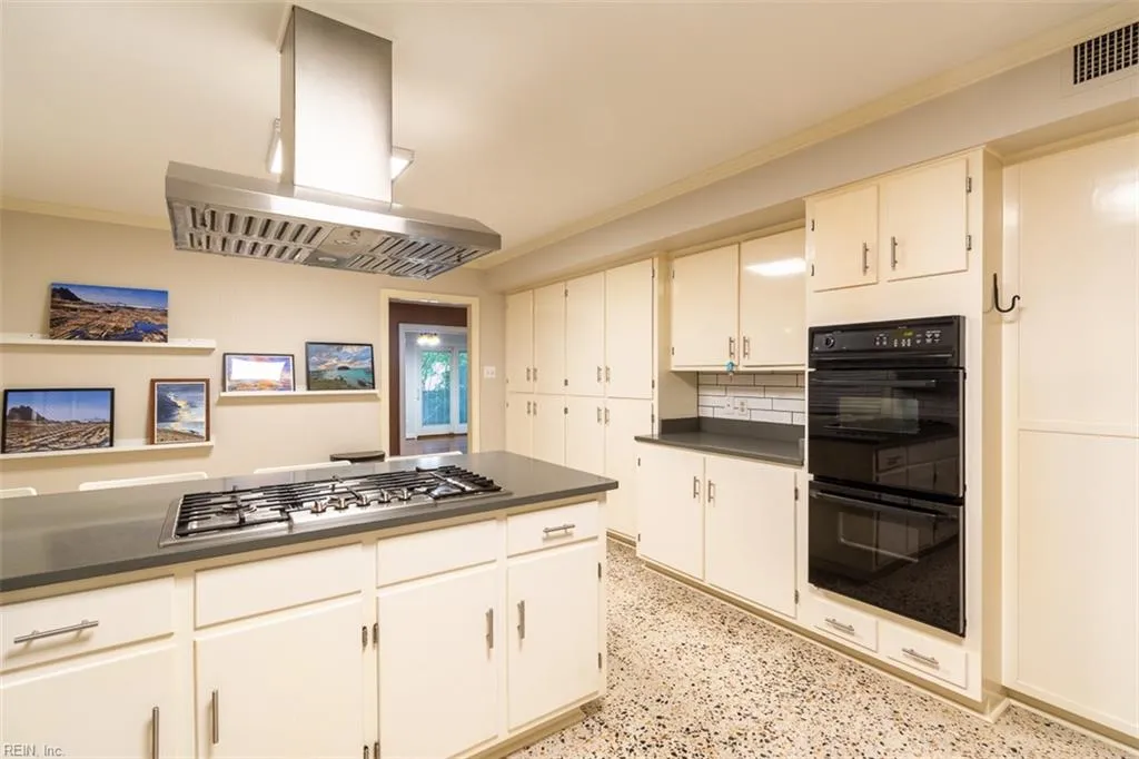 Norfolk, Virginia 23505, United States, 4 Bedrooms Bedrooms, ,3 BathroomsBathrooms,Residential,Active,178108