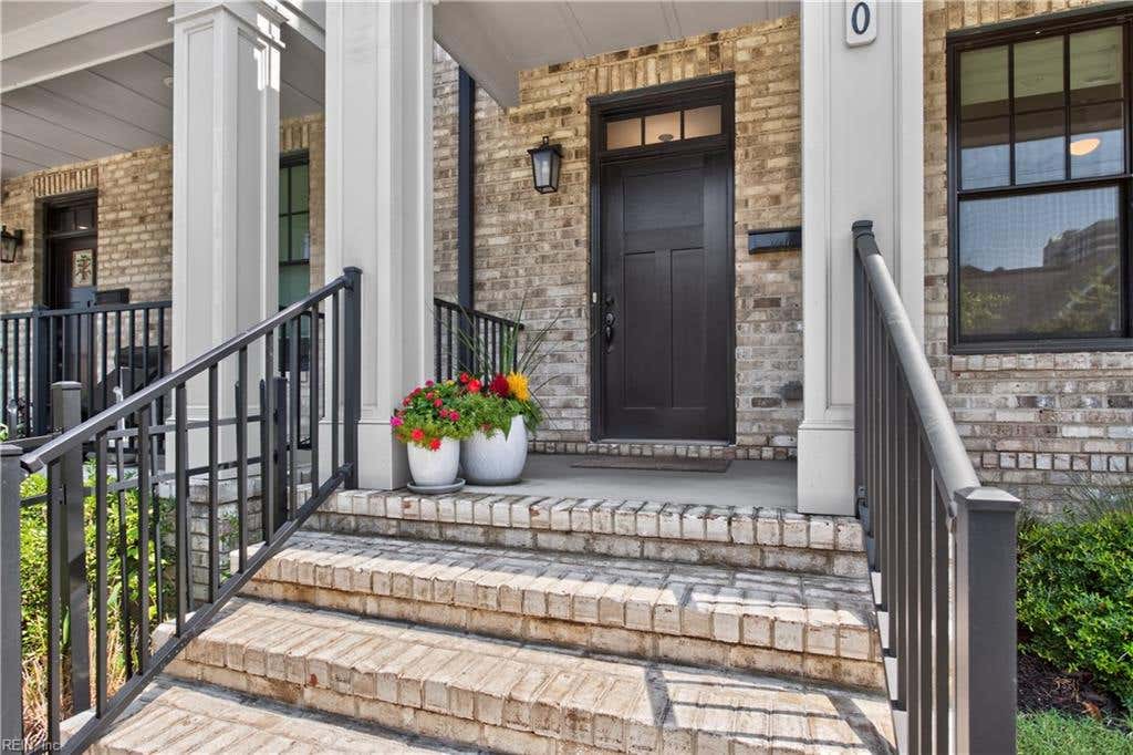 Photo of 830 Redgate Avenue, Norfolk, VA 23507 (MLS # 10645101)
