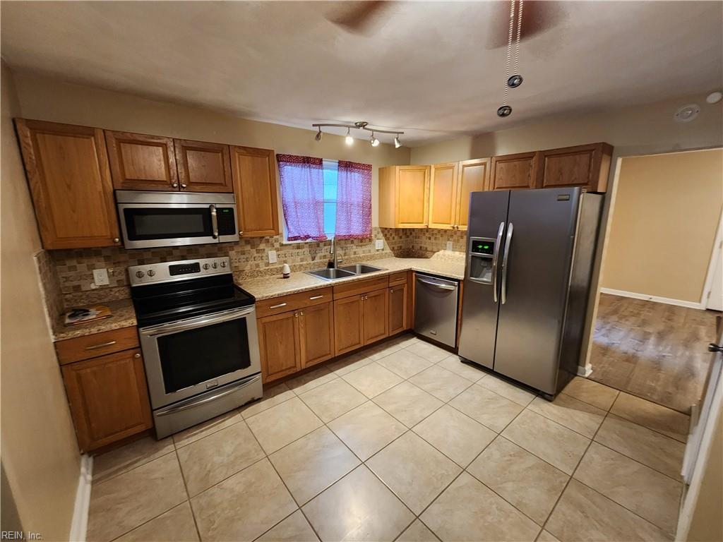 416 Dauphin LN