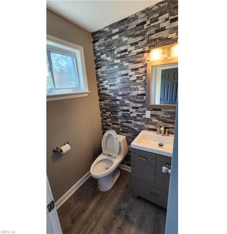 416 Dauphin LN