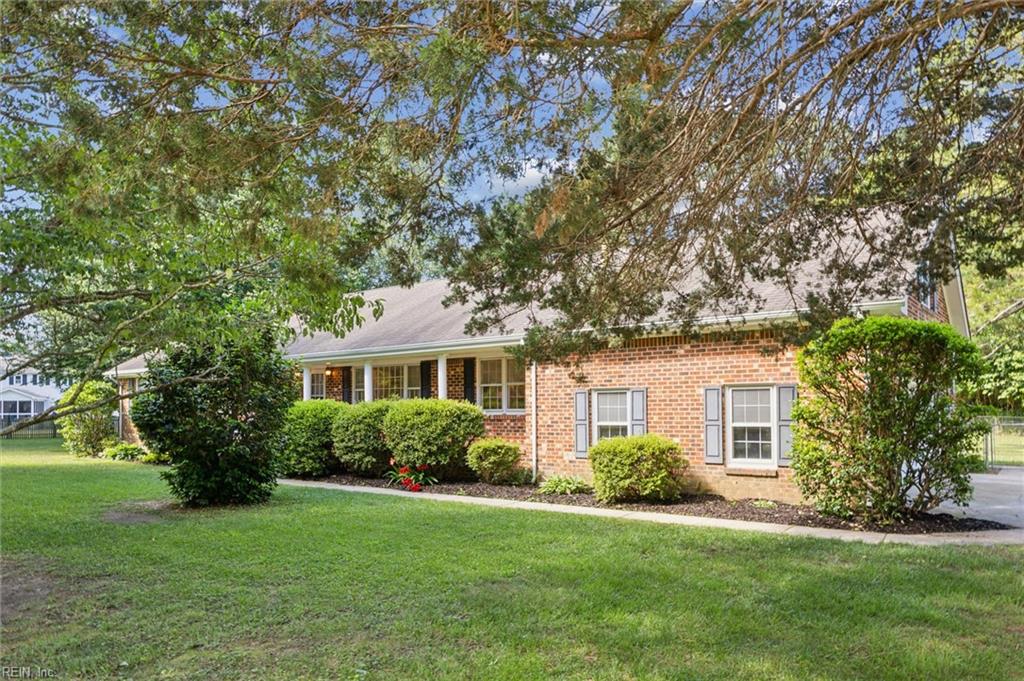 829 Prince Phillip DR