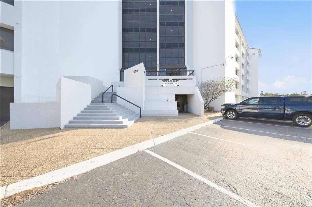 Photo of 500 Winston Salem Ave Avenue #505, Virginia Beach, VA 23451 (MLS # 10631743)