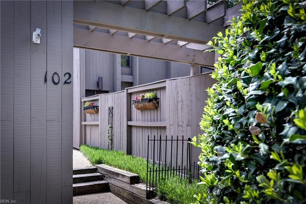 Photo of 102 Harrops Glen, Williamsburg, VA 23185 (MLS # 10630175)