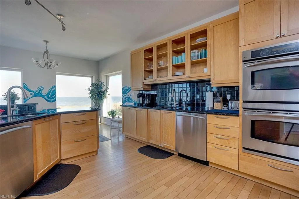 Norfolk, Virginia 23503, United States, 6 Bedrooms Bedrooms, ,4 BathroomsBathrooms,Residential,Active,88944