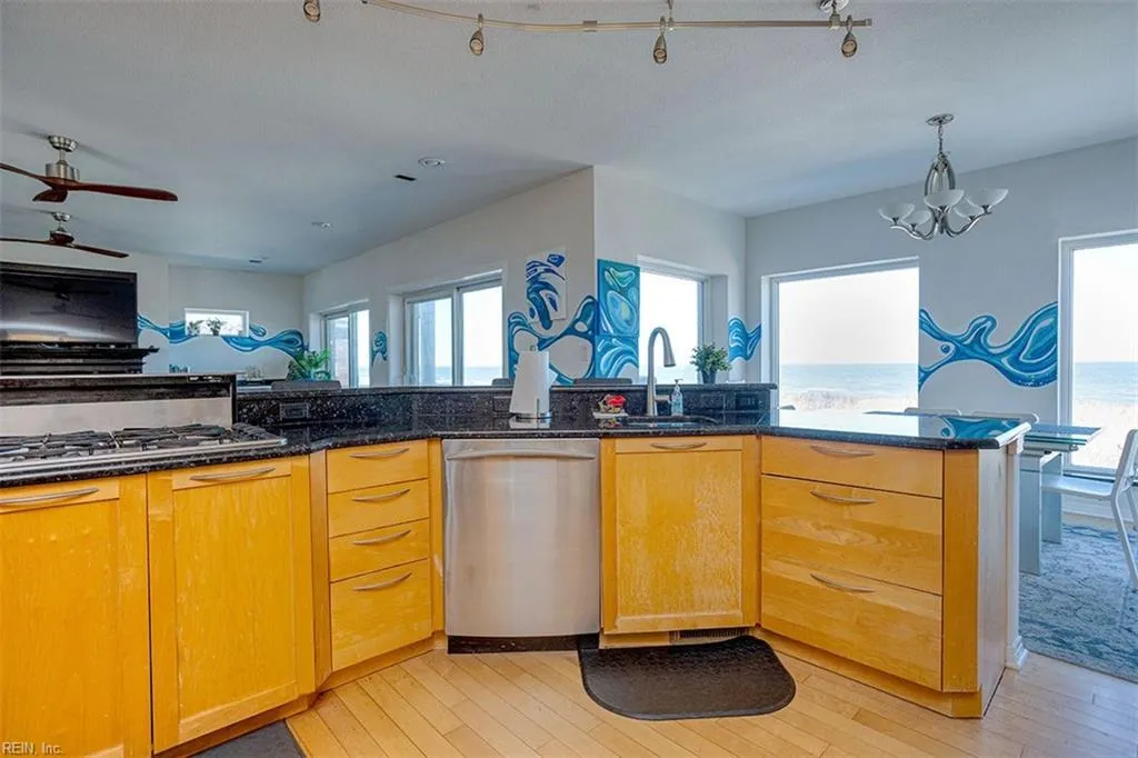 Norfolk, Virginia 23503, United States, 6 Bedrooms Bedrooms, ,4 BathroomsBathrooms,Residential,Active,88944