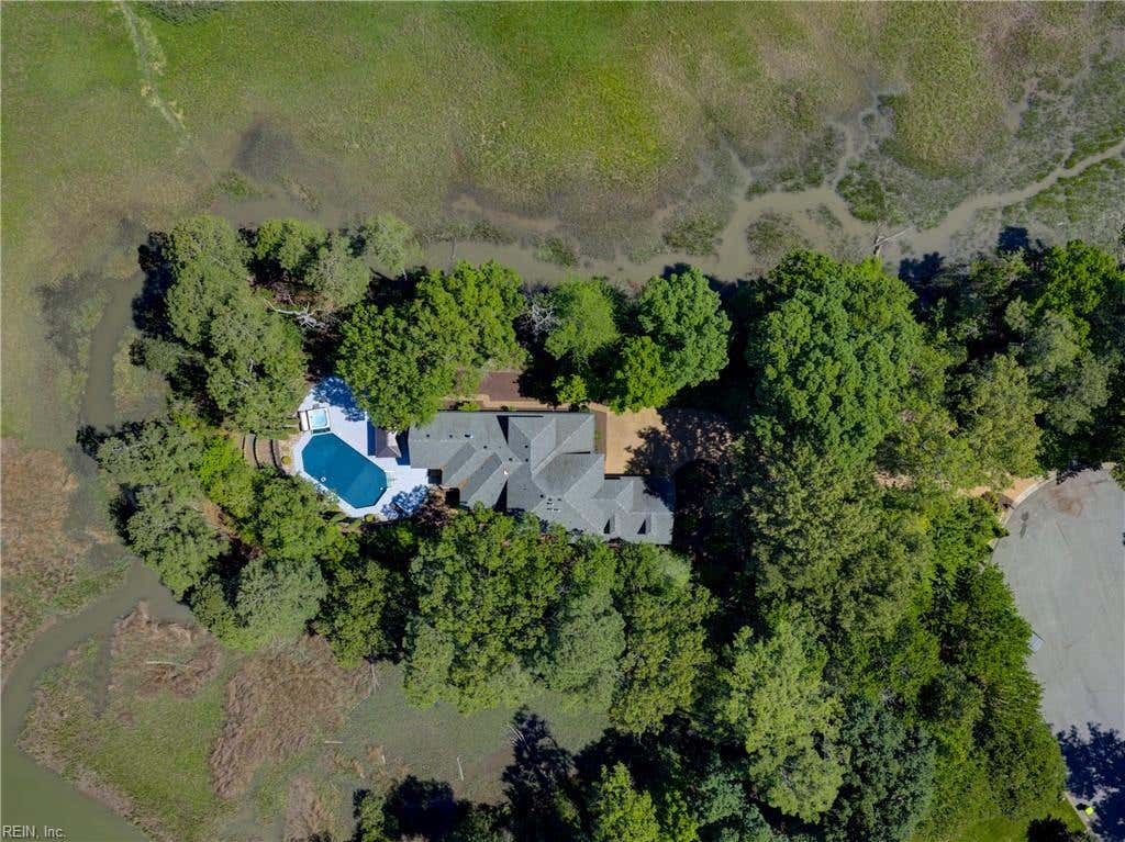 Photo of 208 Mariners Circle, Smithfield, VA 23430 (MLS # 10651084)