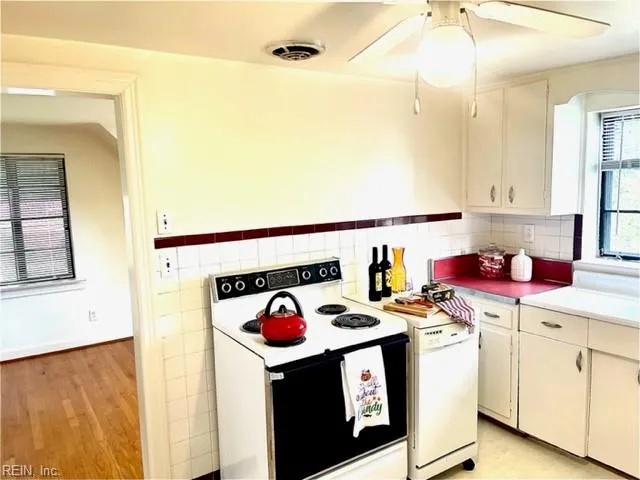 Norfolk, Virginia 23504, United States, 3 Bedrooms Bedrooms, ,1 BathroomBathrooms,Residential,Active,216011