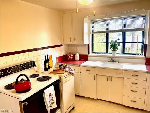 Norfolk, Virginia 23504, United States, 3 Bedrooms Bedrooms, ,1 BathroomBathrooms,Residential,Active,216011