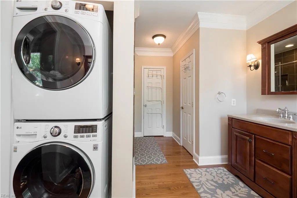 Norfolk, Virginia 23507, United States, 4 Bedrooms Bedrooms, ,4 BathroomsBathrooms,Residential,Active,220762