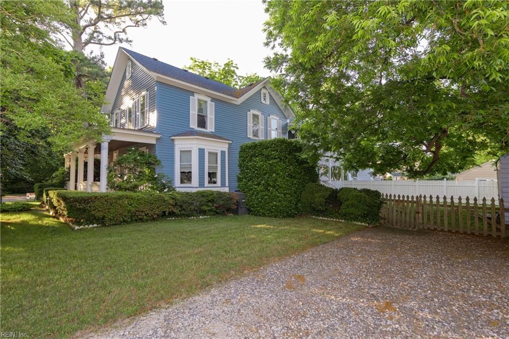 Photo of 1330 Laurel Crescent, Norfolk, VA 23505 (MLS # 10625570)