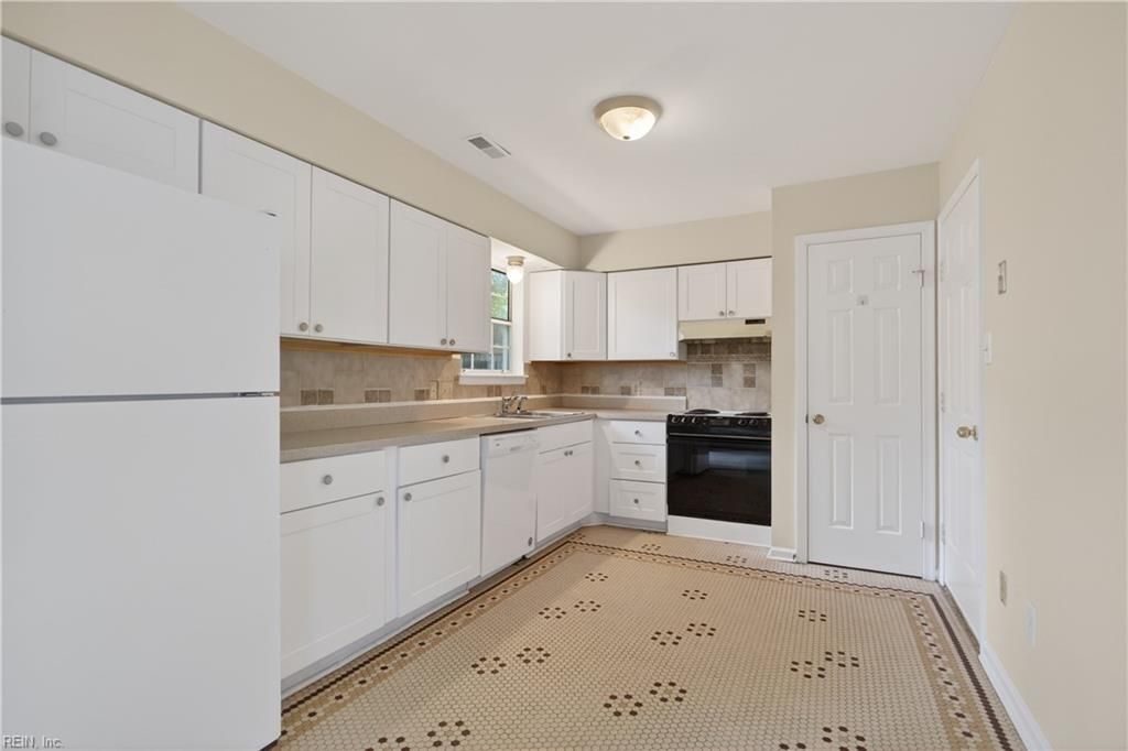 Photo of 227 Ashridge Lane, Newport News, VA 23602 (MLS # 10636541)