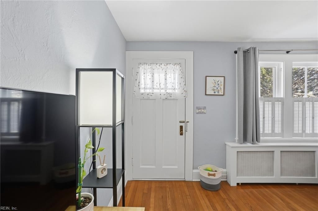 Photo of 1164 Jamestown Crescent, Norfolk, VA 23508 (MLS # 10619424)