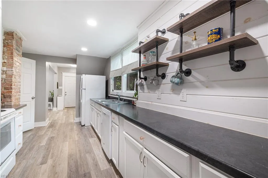 Norfolk, Virginia 23508, United States, 3 Bedrooms Bedrooms, ,2 BathroomsBathrooms,Residential,Pending,120502