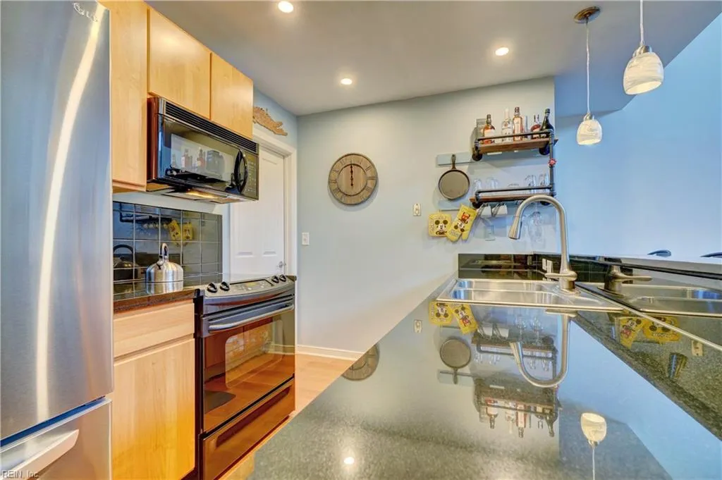 Norfolk, Virginia 23510, United States, 1 Bedroom Bedrooms, ,2 BathroomsBathrooms,Residential,Pending,12030