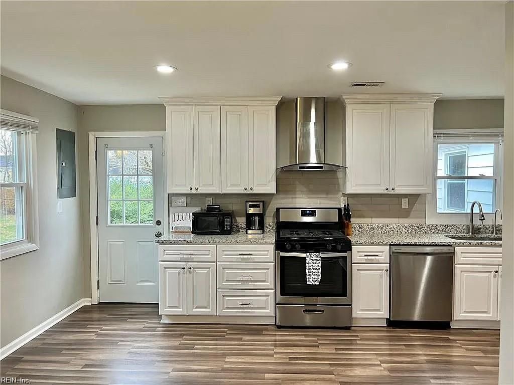 Photo of 15 E Walker Road, Hampton, VA 23666 (MLS # 10625218)