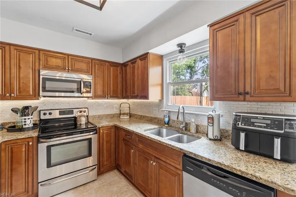 Virginia Beach, Virginia 23454, United States, 4 Bedrooms Bedrooms, ,3 BathroomsBathrooms,Residential,Active,195224