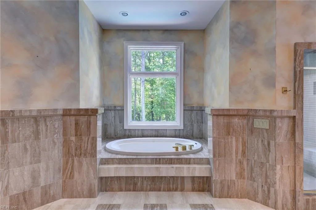 Williamsburg, Virginia 23185, United States, 5 Bedrooms Bedrooms, ,6 BathroomsBathrooms,Residential,Active,86849