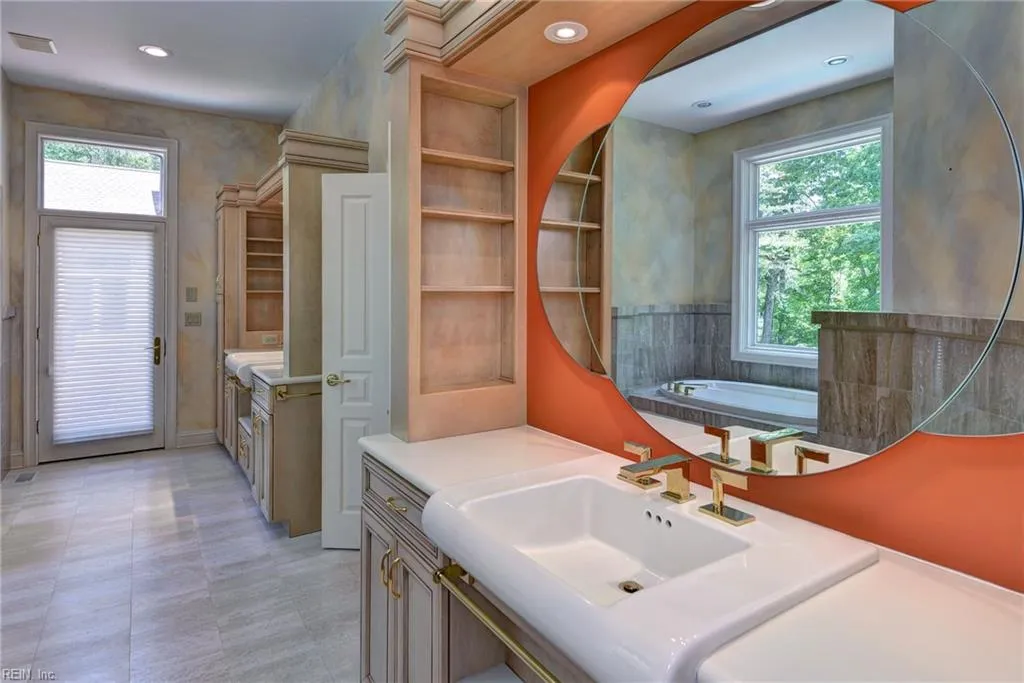 Williamsburg, Virginia 23185, United States, 5 Bedrooms Bedrooms, ,6 BathroomsBathrooms,Residential,Active,86849