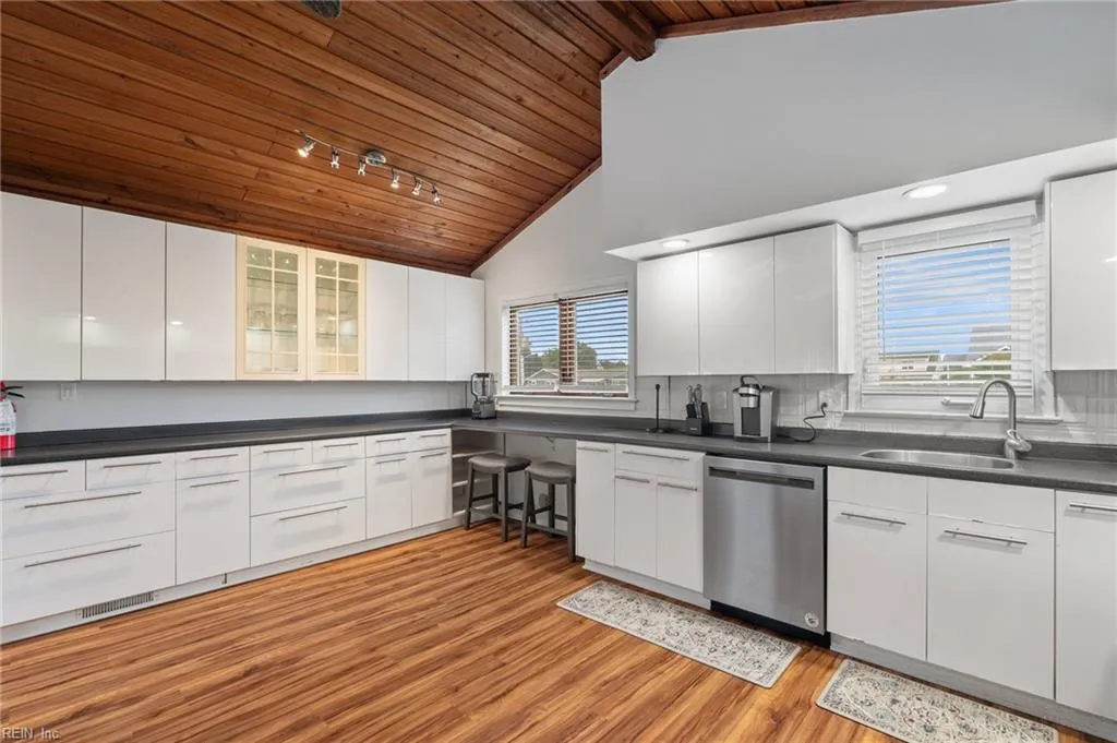 Virginia Beach, Virginia 23456, United States, 6 Bedrooms Bedrooms, ,3 BathroomsBathrooms,Residential,Active,140972