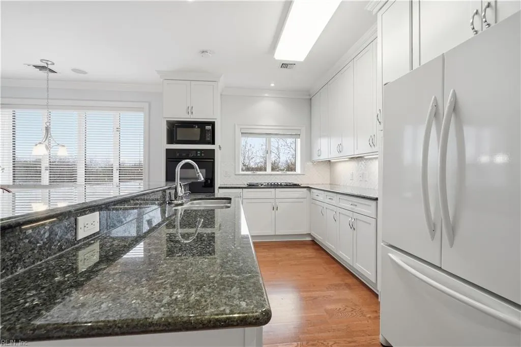 Norfolk, Virginia 23507, United States, 3 Bedrooms Bedrooms, ,3 BathroomsBathrooms,Residential,Active,253140