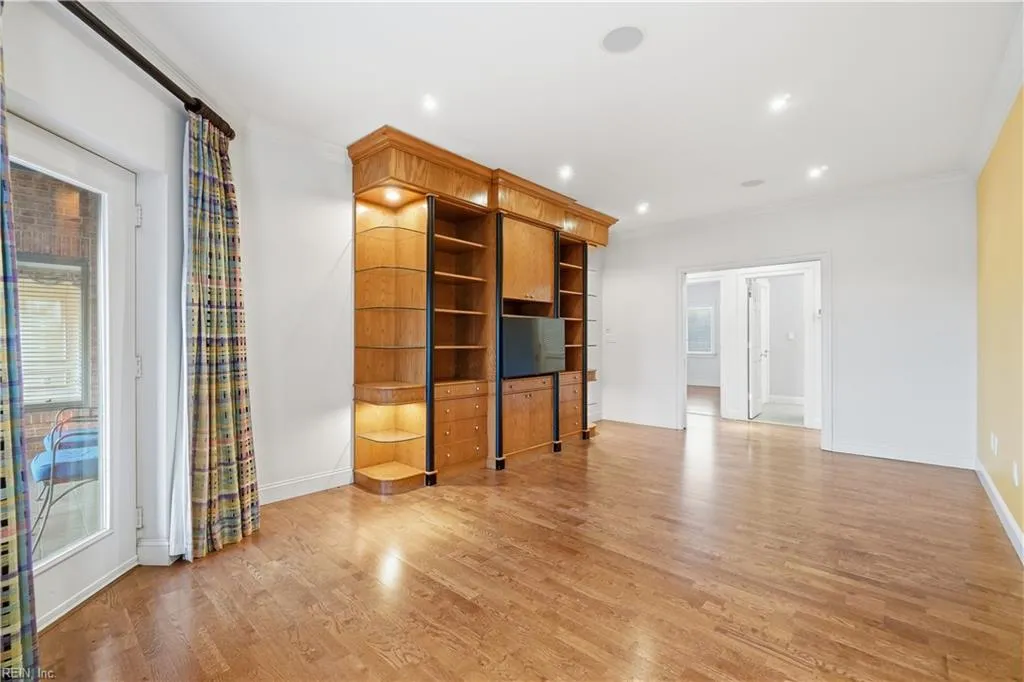 Norfolk, Virginia 23507, United States, 3 Bedrooms Bedrooms, ,3 BathroomsBathrooms,Residential,Active,253140