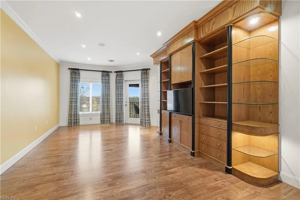 Norfolk, Virginia 23507, United States, 3 Bedrooms Bedrooms, ,3 BathroomsBathrooms,Residential,Active,253140