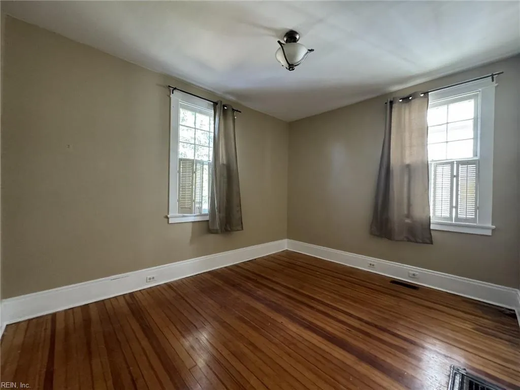 Norfolk, Virginia 23507, United States, 5 Bedrooms Bedrooms, ,3 BathroomsBathrooms,Residential,Pending,79693