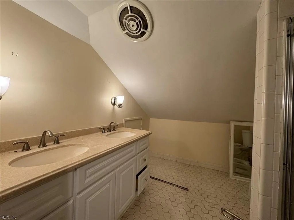 Norfolk, Virginia 23507, United States, 5 Bedrooms Bedrooms, ,3 BathroomsBathrooms,Residential,Pending,79693