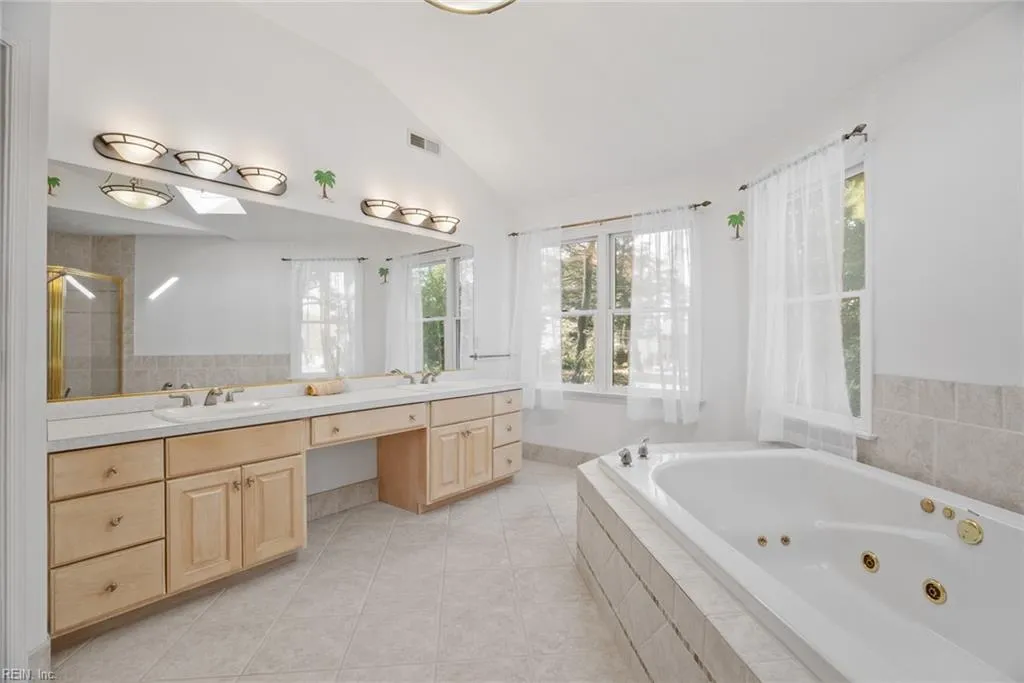 Virginia Beach, Virginia 23451, United States, 5 Bedrooms Bedrooms, ,4 BathroomsBathrooms,Residential,Pending,108396