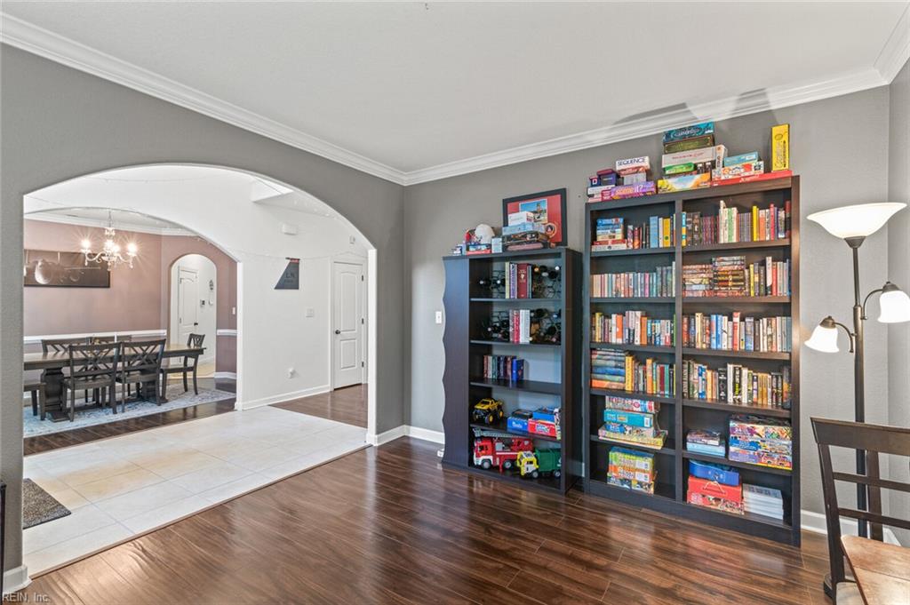 308 Queen CT