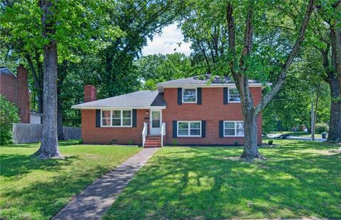 Photo of 2 Larchmont Crescent, Newport News, VA 23606 (MLS # 10632107)