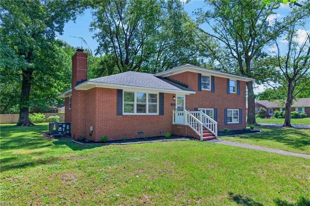 Photo of 2 Larchmont Crescent, Newport News, VA 23606 (MLS # 10632107)