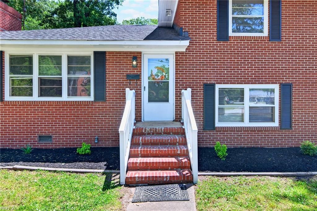 Photo of 2 Larchmont Crescent, Newport News, VA 23606 (MLS # 10632107)