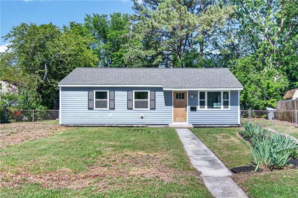 Photo of 11 Farrington Place, Hampton, VA 23663 (MLS # 10631900)